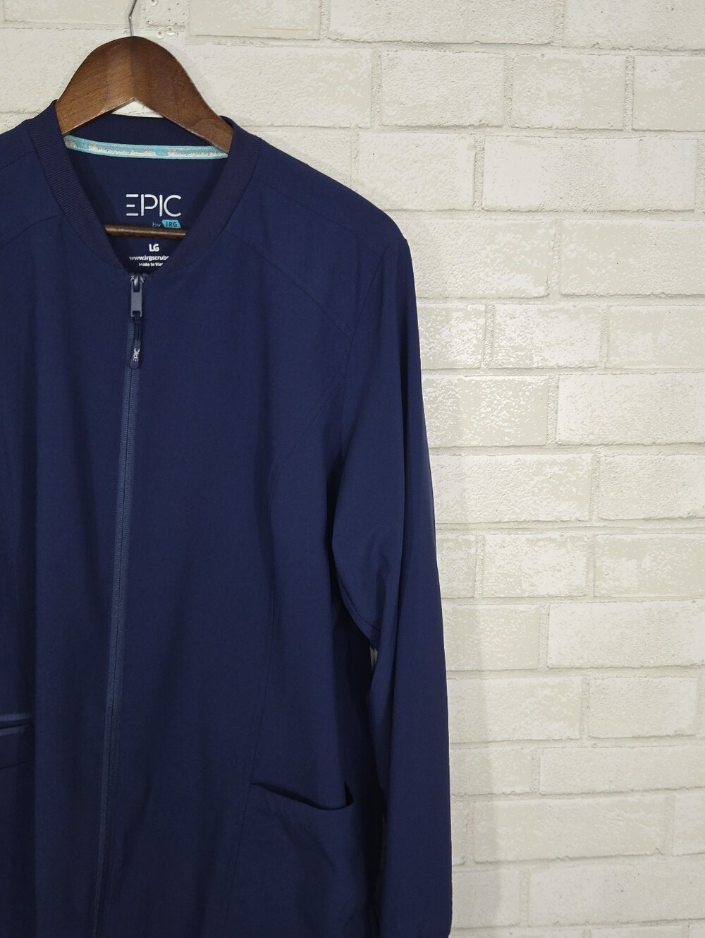 Epic by IRG *like new* scrub jacket - Picture 5 of 14